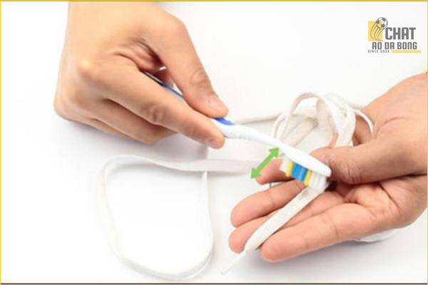 cách vệ sinh giày đá bóng phần dây