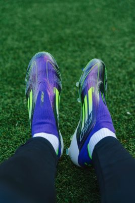 GIày đá bóng thương hiệu Adidas